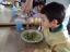 As saladas complementam o almoço servido no refeitório. As crianças comem nos toalhetes individuais personalizados, elaborados por cada uma, evitando desperdício de papel